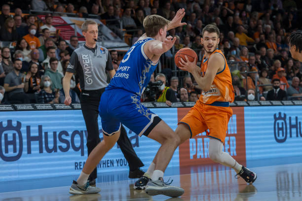 通过一系列 通过一系列